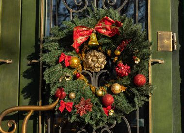 Ağacın üstünde Noel süsleri, yeni yıl