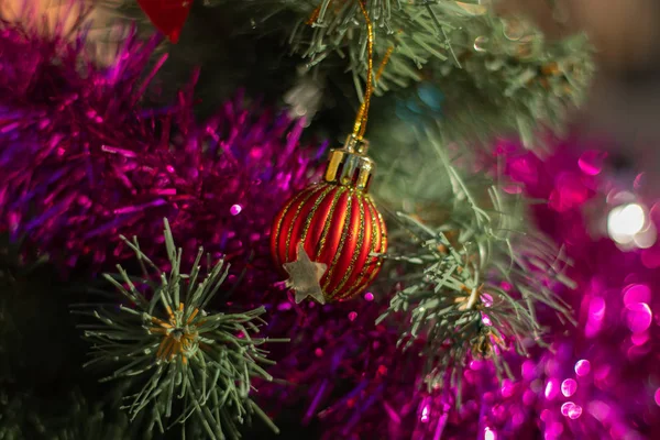 Kerstversiering aan de boom, Nieuwjaar — Stockfoto