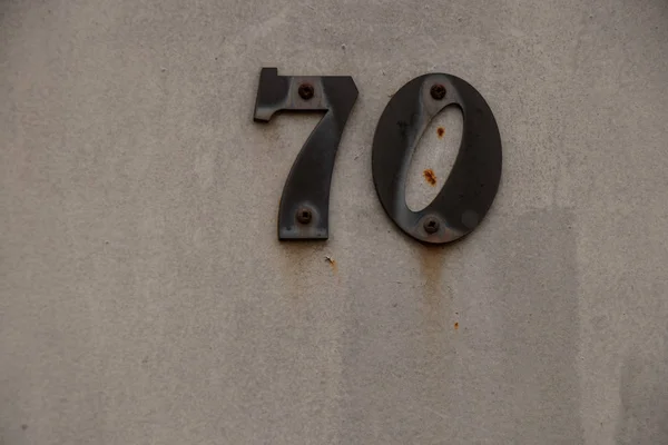70-es szám egy közeli ház falán. — Stock Fotó