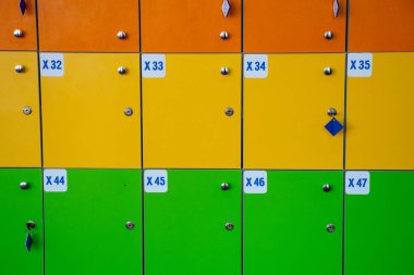 Çocukların oyun odasındaki eşyaların depolanması için anahtarların olduğu çok renkli kutular.