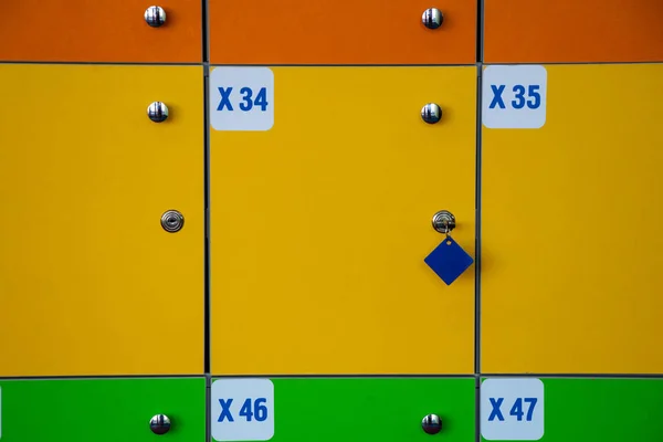 Caixas multicoloridas das crianças com chaves para o armazenamento de coisas em uma sala de jogos infantil — Fotografia de Stock