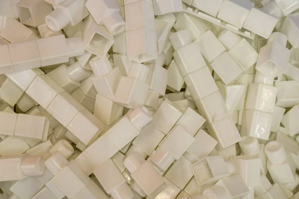 Пластмассовые детские строительные блоки цветного крупного плана — стоковое фото