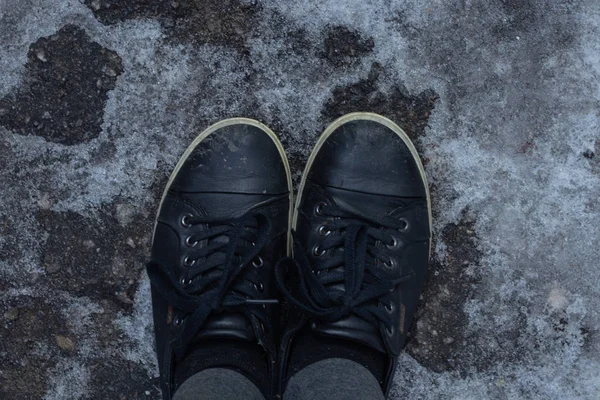 Negro mujeres zapatillas de pie en congelado vista superior de hielo —  Fotos de Stock