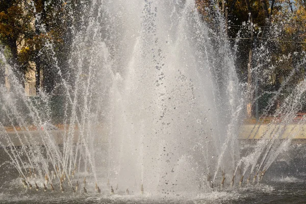 Aktivní fontána v městském parku Dněpr za slunečného dne — Stock fotografie