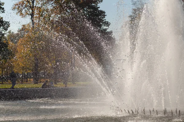 晴れた日にドニエプル市内の公園で活発な噴水 — ストック写真