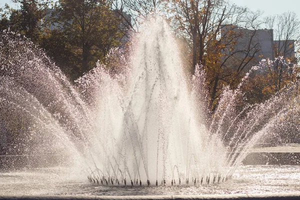 Fuente activa en el parque de la ciudad Dnieper en un día soleado — Foto de Stock