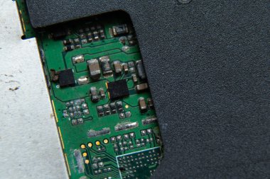 Makro fotoğraflar tablet tamir sürecini gösteriyor. Mikroskop altında tablet onarımı. Mobil Tahta: Kırık Tablet Tahtası