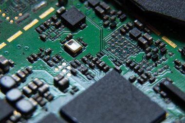 Makro fotoğraflar tablet tamir sürecini gösteriyor. Mikroskop altında tablet onarımı. Mobil Tahta: Kırık Tablet Tahtası