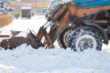 Dnipro, Ukrayna - 31 Aralık 2019. Kar temizleme ekipmanları, kar yağdıktan sonra bir yerleşim yerindeki yaranın yolundaki karı temizler.