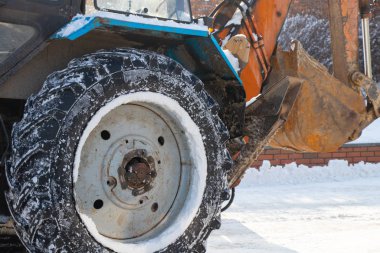 Dnipro, Ukrayna - 31 Aralık 2019. Kar temizleme ekipmanları, kar yağdıktan sonra bir yerleşim yerindeki yaranın yolundaki karı temizler.