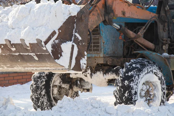 Dnipro，乌克兰- 2019年12月31日。 降雪后，除雪设备将雪从住宅伤口的道路上清除 — 图库照片