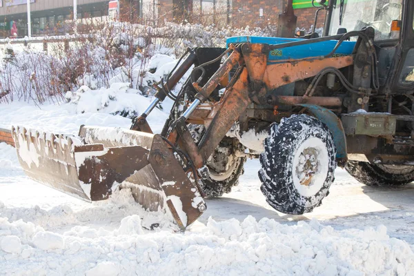 Dnipro 乌克兰 2019年12月31日 降雪后 除雪设备将雪从住宅伤口的道路上清除 — 图库照片