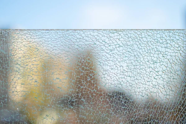 Fondo de la valla de vidrio roto en la calle — Foto de Stock