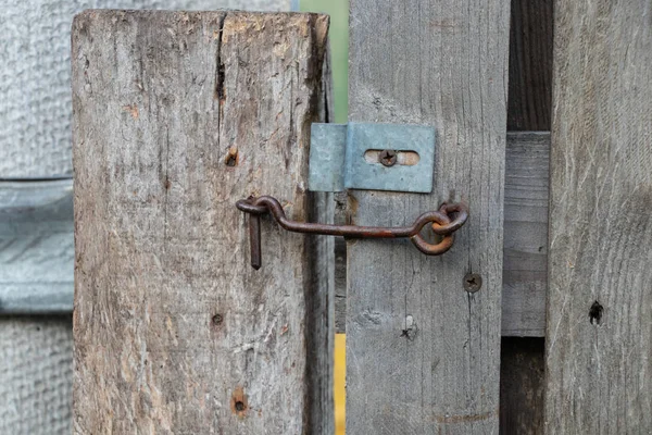 Vieux crochet qui ferme la porte gros plan — Photo