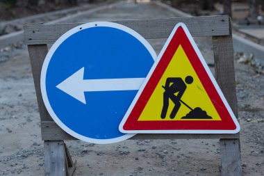 Yol tamiri tabelası Dnipro şehrinde yolun ortasında duruyor.