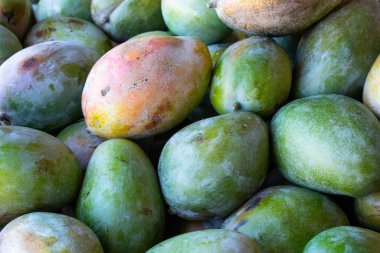 Mısır 'da bir pazarda mango. Yakın plan.