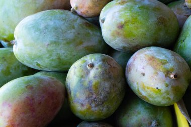 Mısır 'da bir pazarda mango. Yakın plan.