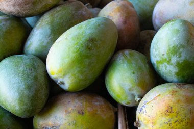 Mısır 'da bir pazarda mango. Yakın plan.