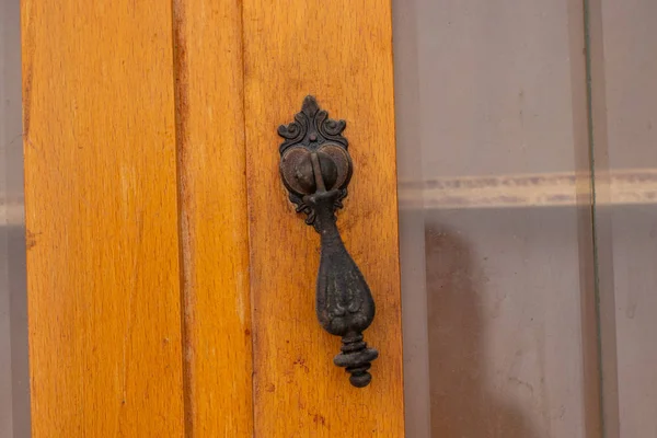 Manija de una vieja puerta del gabinete de cocina en Ucrania — Foto de Stock