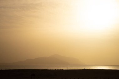 Aralık 'ta gün batımında Kızıl Deniz' in arka planına karşı Sharm El Sheikh dağı