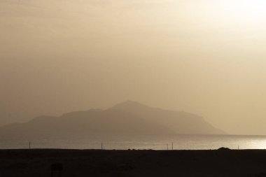 Aralık 'ta gün batımında Kızıl Deniz' in arka planına karşı Sharm El Sheikh dağı