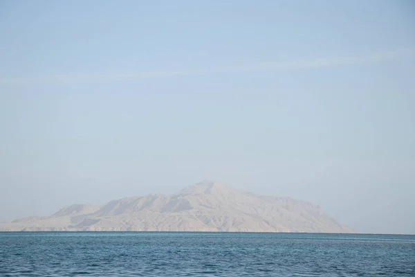 Montagne dans le contexte de la mer Rouge au coucher du soleil Sharm El Sheikh en Décembre — Photo