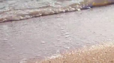 Güneşli bir günde Mısır kıyılarında dalgalar Sharm el Sheikh 'de
