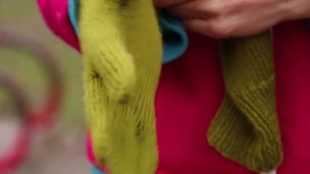 Κορίτσι Βάζει Πράσινο Πλεκτά Γάντια Εξωτερικούς Χώρους Χειμώνα — Αρχείο Βίντεο