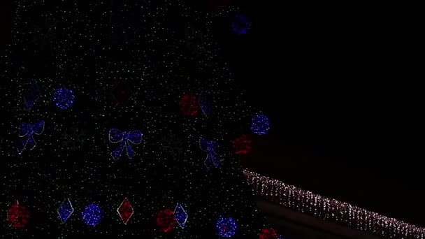 Χριστουγεννιάτικο Δέντρο Γιρλάντες Ενάντια Στον Ουρανό Ένα Πάρκο Στην Ουκρανία — Αρχείο Βίντεο