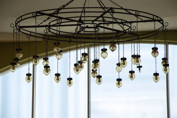 Vecchio lampadario vintage appeso al soffitto di un hotel in Egitto — Foto Stock