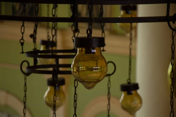 Vieux lustre vintage suspendu au plafond d'un hôtel en Egypte — Photo