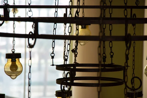 Antigua lámpara de araña vintage colgando en el techo de un hotel en Egipto — Foto de Stock
