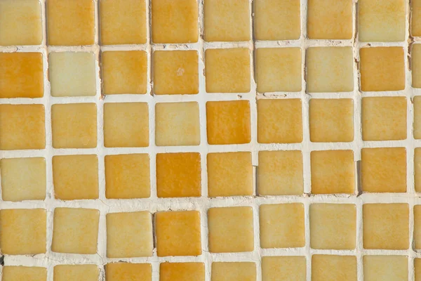 Parede amarela feita de pequenos cubos de telha como fundo — Fotografia de Stock