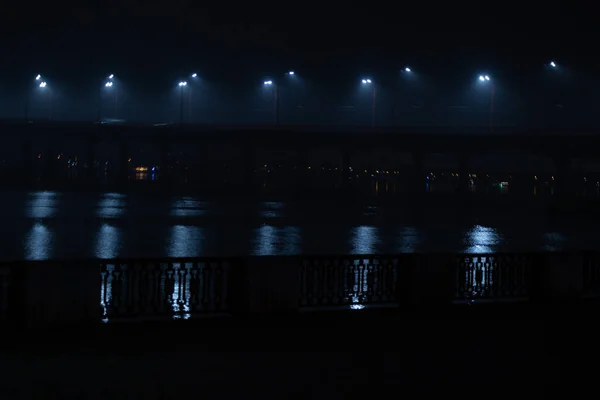Nova ponte na cidade de Dnieper na Ucrânia à noite no nevoeiro no inverno — Fotografia de Stock