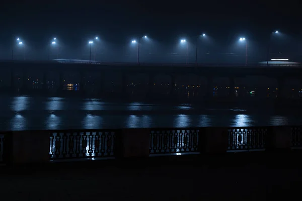 New bridge in the city of Dnieper in Ukraine at night in the fog in winter — Stock Photo, Image