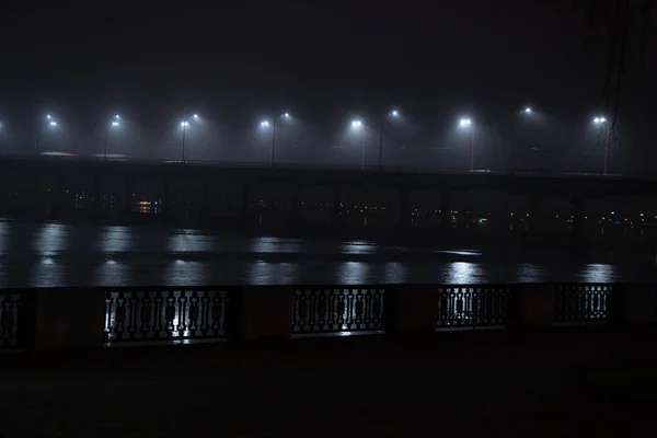 Nouveau pont dans la ville de Dniepr en Ukraine la nuit dans le brouillard en hiver — Photo