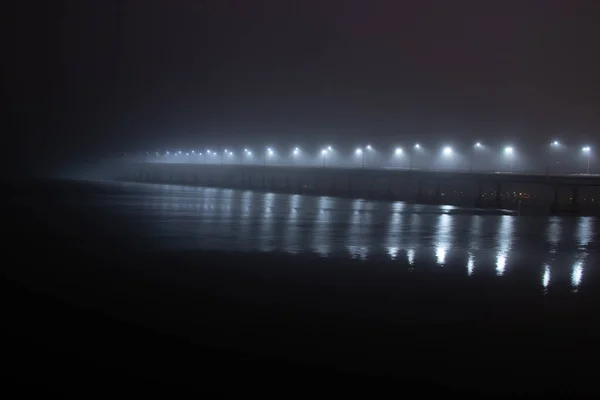 Nowy most w mieście Dniepr na Ukrainie w nocy we mgle w zimie — Zdjęcie stockowe