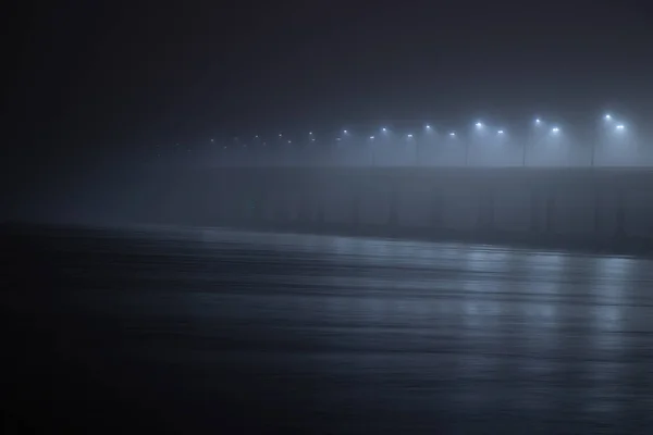Nowy most w mieście Dniepr na Ukrainie w nocy we mgle w zimie — Zdjęcie stockowe