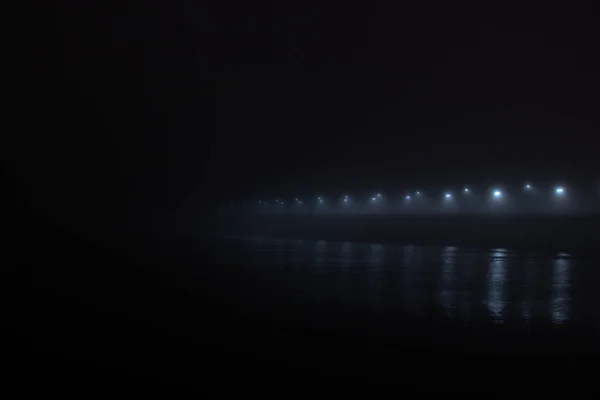 冬の霧の中で夜にウクライナのドニエプル市の新しい橋 — ストック写真