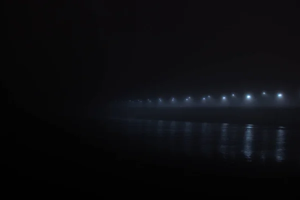 Nuevo puente en la ciudad de Dnieper en Ucrania por la noche en la niebla en invierno — Foto de Stock