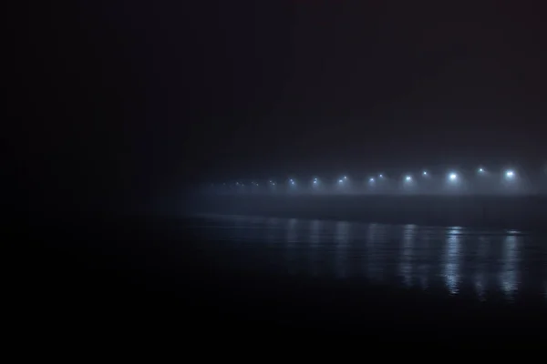 Neue Brücke in der Stadt Dnjepr in der Ukraine bei Nacht im Nebel im Winter — Stockfoto