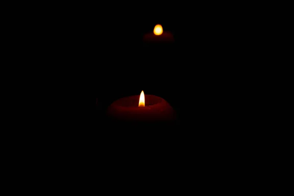 Brennende Kerze in der dunklen Nahaufnahme — Stockfoto