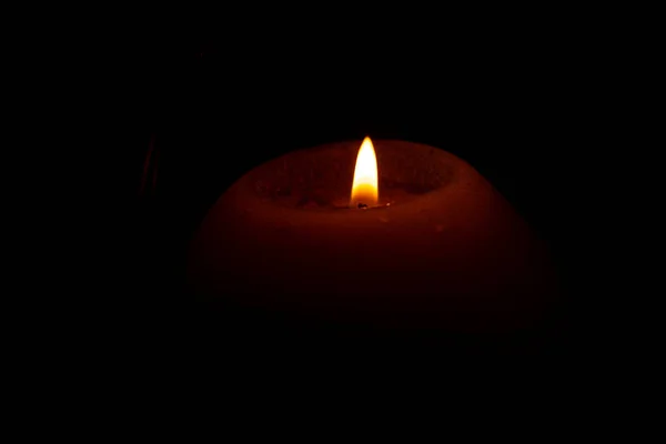 Burning candle in the dark close-up — Stock Photo, Image