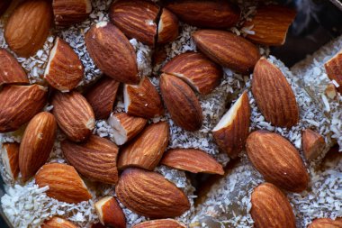 Türk tatlıları masada duruyor