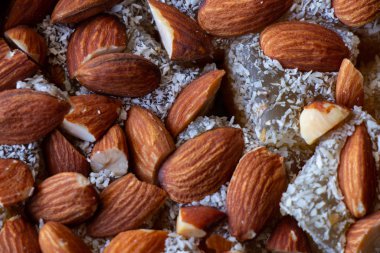 Türk tatlıları masada duruyor