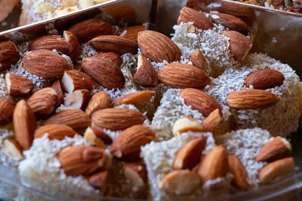 Délice turc bonbons debout sur la table — Photo