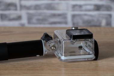 Aksiyon kamerası evdeki masada.