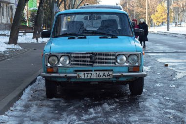 Dnipro, Ukrayna - 31 Aralık 2019. Lada 2106 modelleri yolda duruyor.