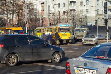 Dnipro, Ukrayna - 31 Aralık 2019. Araba Ukrayna 'daki Dinyeper kentlerine giden yolun kavşağında bir tramvaya çarptı.