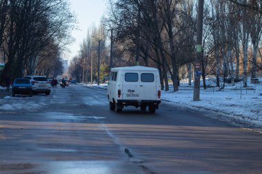 Dnipro, Ukrayna - 31 Aralık 2019. Uaz 452 araba kışın Ukrayna 'daki Dinyeper şehirlerine doğru yola çıkar.
